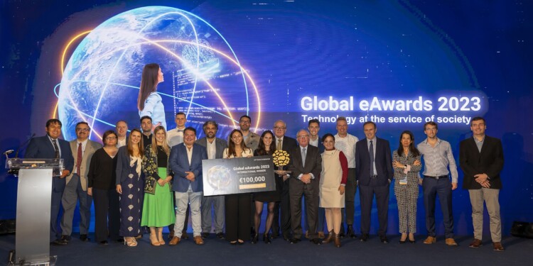 Dispositivo con IA para la detección del cáncer de mama gana premiación