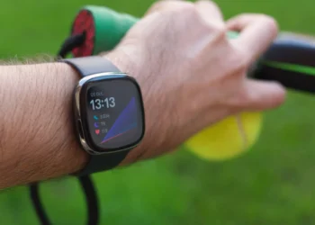 Fitbit lanza Coach con IA Gemini: expansión internacional y llega a iOS