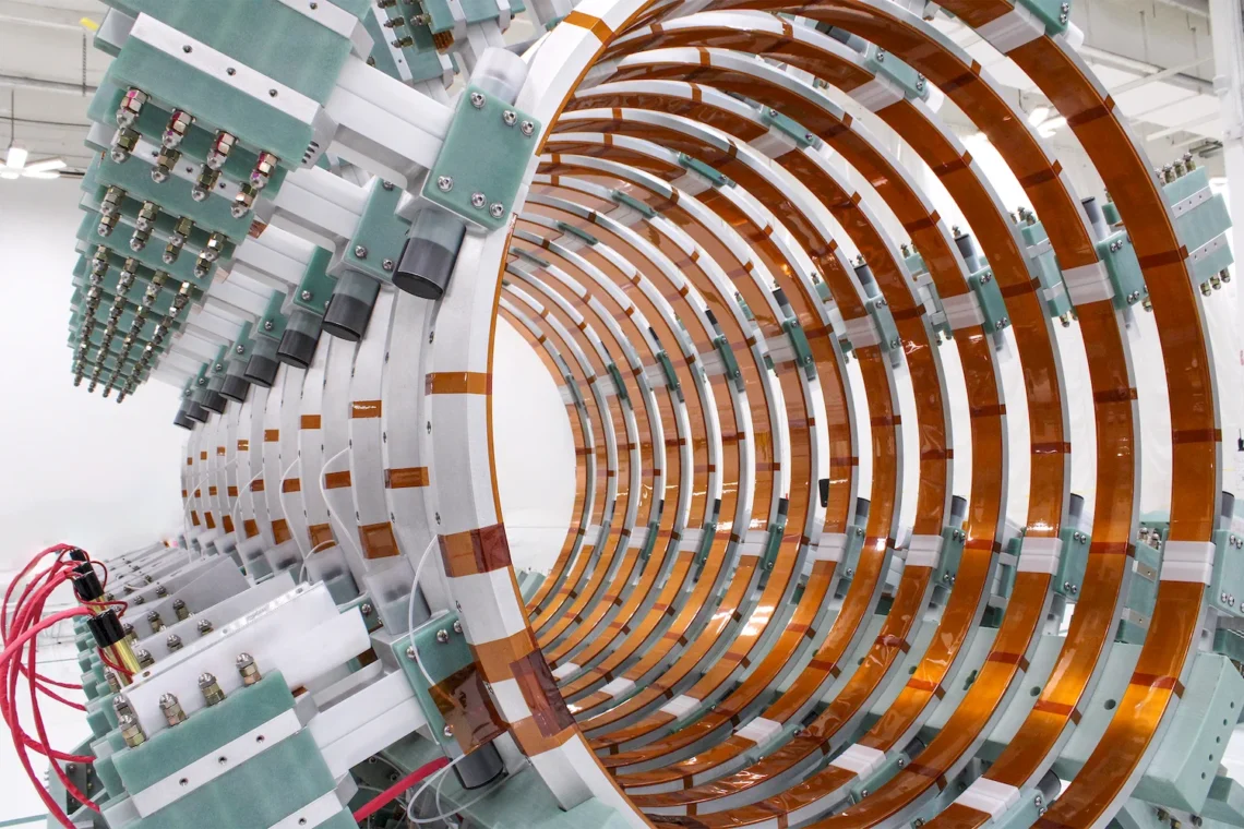 Helion alcanza hito de fusión: Reactor Polaris opera a 150 millones de grados Celsius