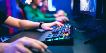 Gobierno Trump recluta gamers: estrategia para escasez de controladores aéreos