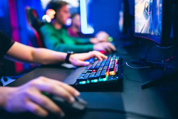 Gobierno Trump recluta gamers: estrategia para escasez de controladores aéreos