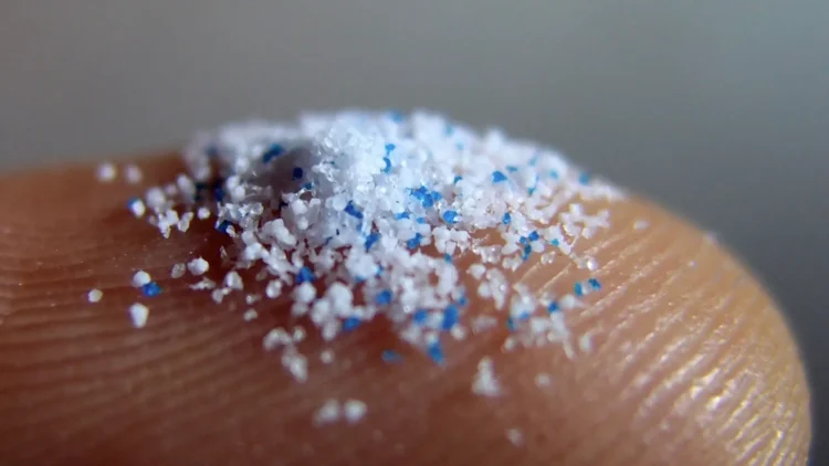 Microbots detectan microplásticos: Amenaza invisible en agua potable